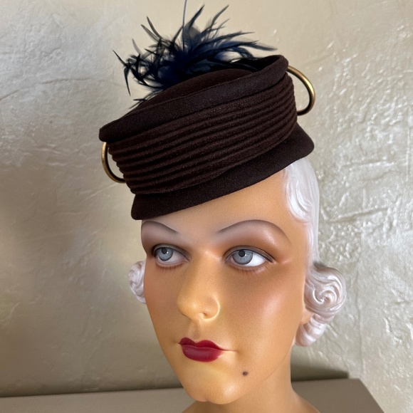 ELABORATE 1940s\' BROWN FELT TOQUE + TOPSTITCHING, 2 GOLD RINGS & BLUE FEATHERS main image 8